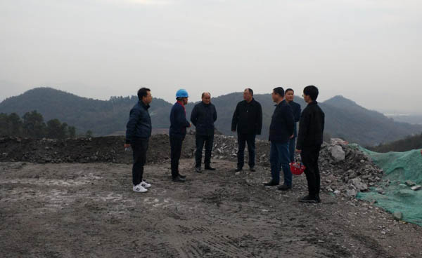 集團公司黨委副書記、總經理龔華東到矸石項目部視察 